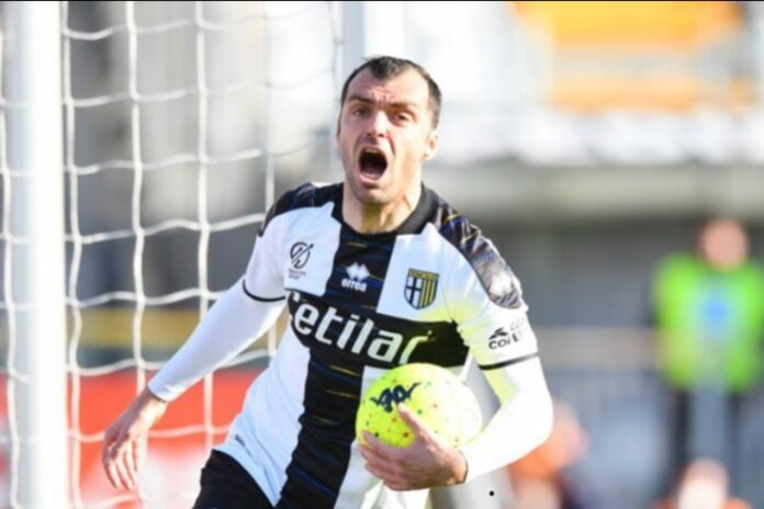 Goran Pandev celebra su último gol, fue para el Parma contra el Pordenone en la Serie B italiana en