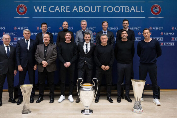 Schmidt en el Foro de Entrenadores de Élite de la UEFA