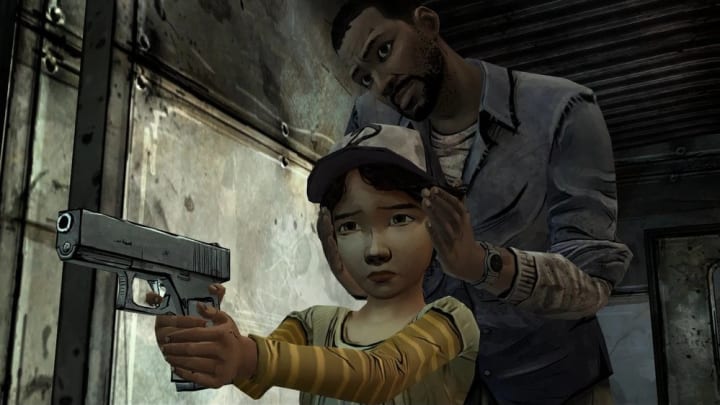 Lee enseña a Clementine a disparar en The Walking Dead Game.