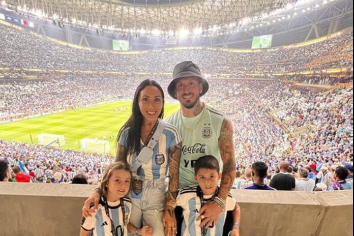 Darío Benedetto y su familia en la final del Mundial de Qatar