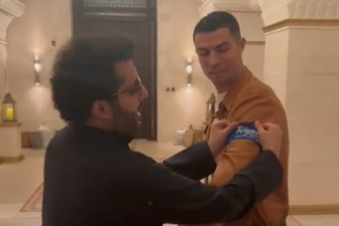 Ronaldo recibe el brazalete de capitán del Riad ST